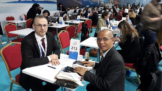 TS Nguyễn Mạnh Hùng làm việc với lãnh đạo, chuyên gia xuất bản dự diễn đàn.